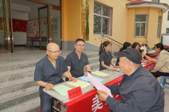 沁县法院开展普法进社区活动55.jpg