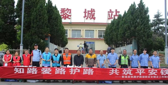 精准宣传聚合力 路地联动护平安——长治市全面启动“5·26我爱路”集中宣传“五进”活动2.jpg